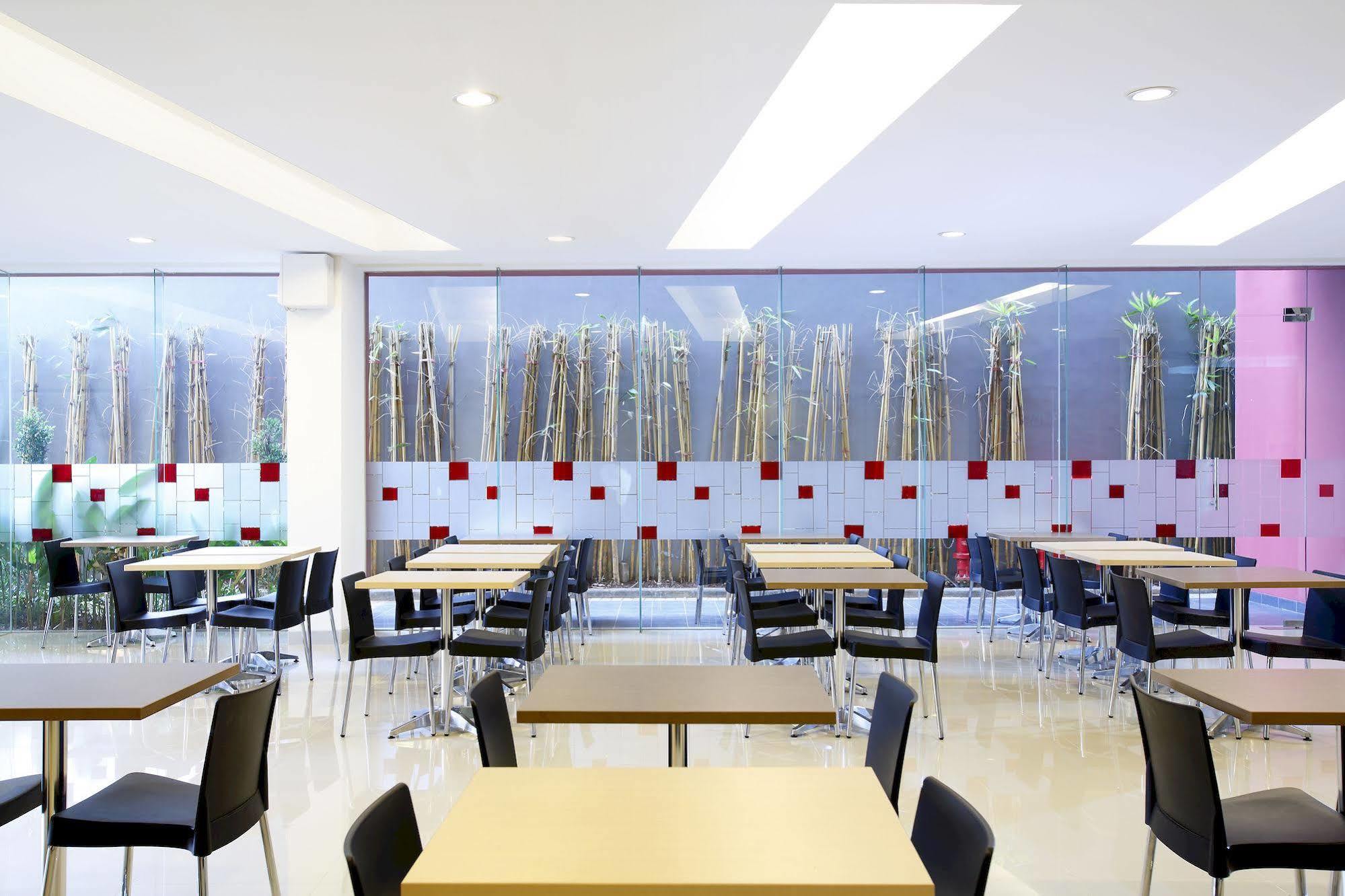 Amaris Hotel Pancoran Джакарта Экстерьер фото